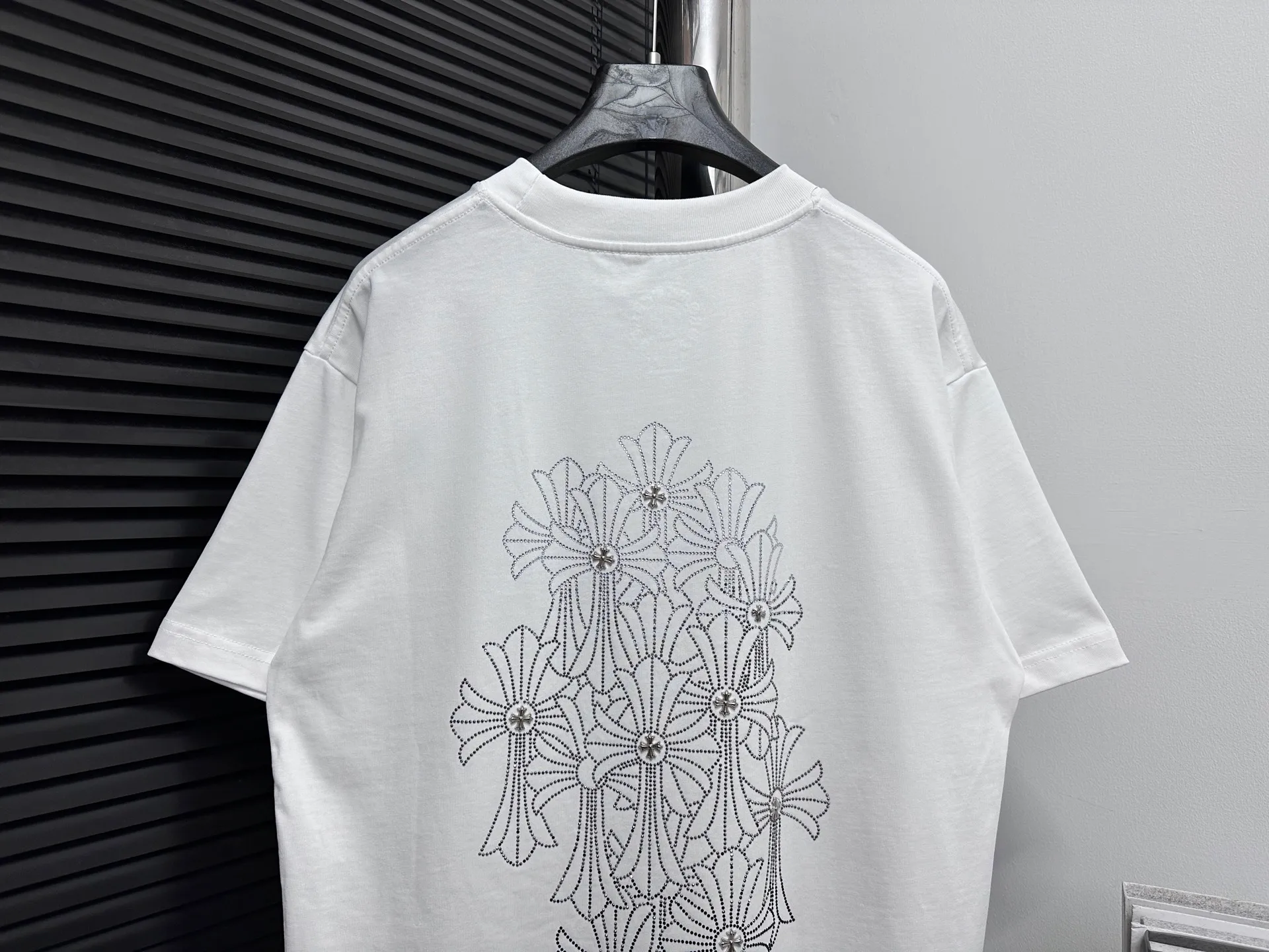 🅿️190 【ChromeHearts】Chrome Hearts 25ss round neck T-shirt Original fabric Official same style Short-sleeved T-shirt Customized 280g vat-dyed fabric Very comfortable to the touch Latest brick cabinet synchronization for spring and summer Fashionable and personalized Super versatile and good-looking Suitable for both men and women A must-have item Tag Collar label Washed wheat Complete with three standards Color: Black White Size: XS-L
